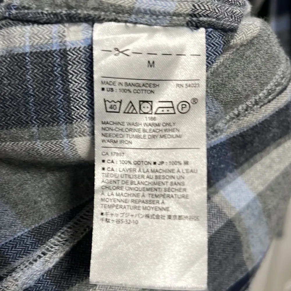 𝅺BANANA republic slim fit button down shirt size medium.